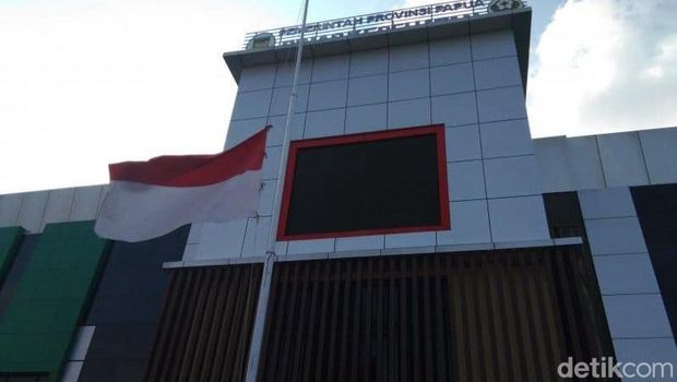Pengibaran bendera setengah tiang di Dinas Kesehatan Provinsi Papua.