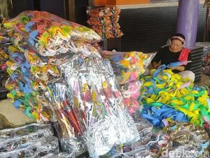 Berkah Bagi Dewi Kebanjiran Pesanan Terompet Jelang Tahun Baru