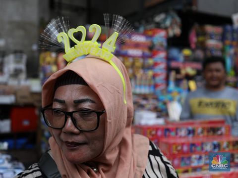 Penjual Melayani pembeli petasan di tempat Pasar Asemka, Taman Sari, Jakarta, Kamis (28/12/2023). (CNBC Indonesia/Tri Susilo)