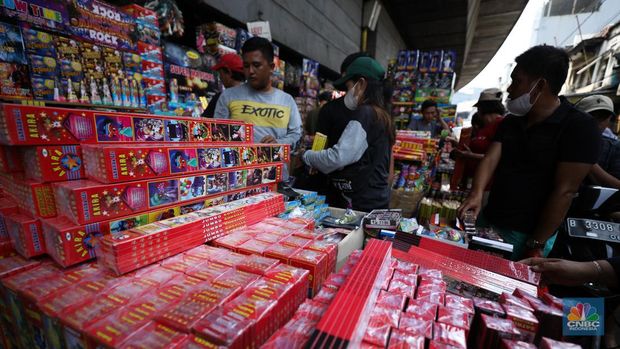 Penjual Melayani pembeli petasan di Pasar Asemka, Taman Sari, Jakarta, Kamis (28/12/2023).(վ/Tri Susilo)