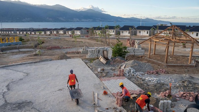 Penyintas bencana mulai tempati Huntap Sejumlah warga yang juga penyintas bencana beraktivitas di rumahnya yang baru ditempati di kawasan Huntap Talise di Palu, Sulawesi Tengah, Rabu (27/12/2023). Meskipun Huntap itu belum sepenuhnya rampung, namun sejumlah warga mulai menempati rumah-rumah yang dibangun Kementerian PUPR itu karena sudah tidak sanggup lagi tinggal di Huntara yang sempit, panas dan dengan keterbatasan infrastruktur. ANTARA FOTO/Basri Marzuki/YU