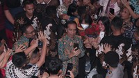 Presiden Joko Widodo (tengah) berswafoto dengan jemaat saat menghadiri Perayaan Natal Nasional 2023 di Gereja Bethany Nginden, Surabaya, Jawa Timur, Rabu (27/12/2023). 