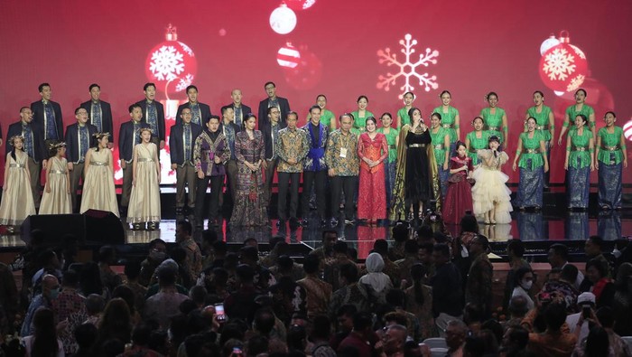 Perayaan Natal Nasional 2023 Presiden Joko Widodo (ketujuh kiri) didampingi Ketua Umum Panitia Perayaan Natal Nasional 2023 sekaligus Menkominfo Budi Arie Setiadi (kedelapan kanan) berfoto bersama dengan sejumlah penyanyi dan artis pada Perayaan Natal Nasional 2023 di Gereja Bethany Nginden, Surabaya, Jawa Timur, Rabu (27/12/2023). Perayaan Natal Nasional 2023 mengusung tema Kemuliaan Bagi Allah dan Damai Sejahtera di Bumi. ANTARA FOTO/Moch Asim/Spt.