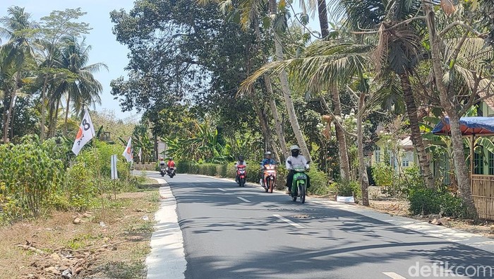 Pengendara melintas di jalan kabupaten wilayah Temon, Kulon Progo, Kamis (28/12).