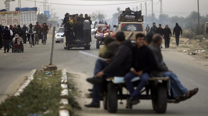 Palestinians flee the Israeli ground offensive in Khan Younis, Gaza Strip, Wednesday, Dec. 27, 2023. (AP Photo/Mohammed Dahman)