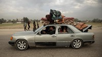 Mereka pindah dengan jalan kaki, atau menggunakan kendaraan yang bisa mengangkut barang-barang. (AP Photo/Mohammed Dahman)