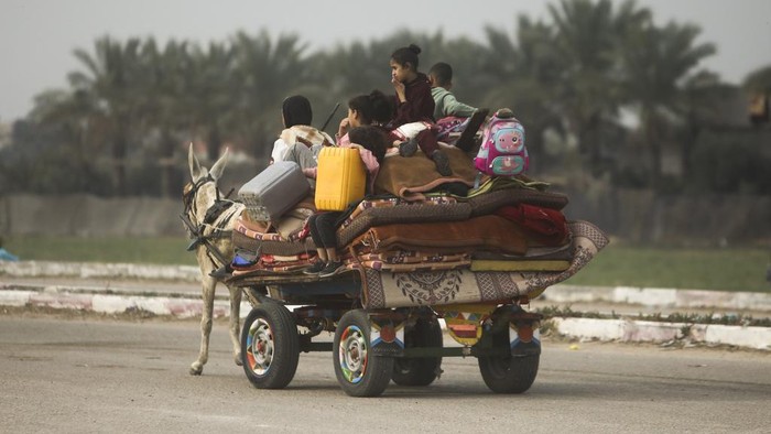 Perjuangan Warga Gaza Pindah-pindah Pengungsian untuk Hindari Serangan Israel Palestinians flee the Israeli ground offensive in Khan Younis, Gaza Strip, Wednesday, Dec. 27, 2023. (AP Photo/Mohammed Dahman)