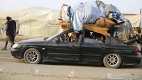 Warga Palestina melarikan diri dari serangan darat Israel di Khan Younis, Jalur Gaza, Rabu (27/12/2023). (AP Photo/Hatem Ali)