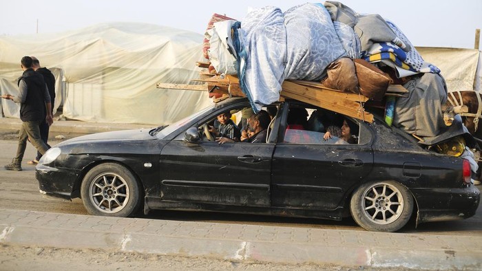 Perjuangan Warga Gaza Pindah-pindah Pengungsian untuk Hindari Serangan Israel Palestinians fleeing the Israeli bombardment of the Gaza Strip arrive in Rafah Wednesday, Dec. 27, 2023. (AP Photo/Hatem Ali)