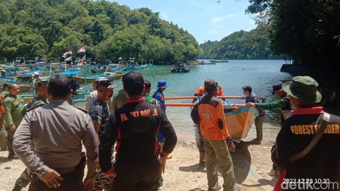 Personel gabungan melakukan pencarian di Pulau Sempu.