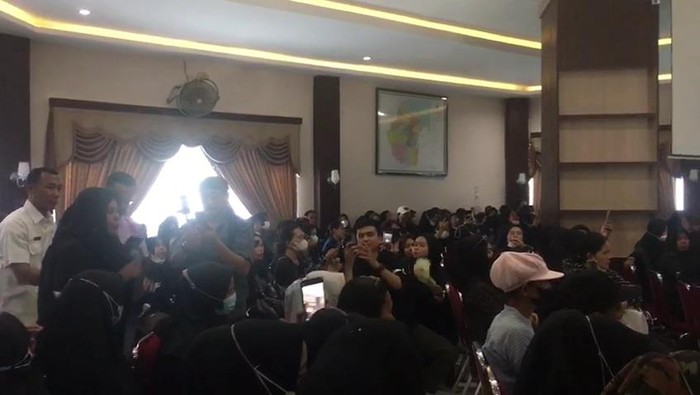 Peserta seleksi PPPK berdialog dengan Plt Bupati Langkat usai demonstrasi (dok. Warga)