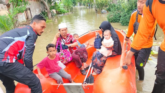 Petugas mengevakuasi warga terdampak banjir di Aceh Utara. (Foto: Dok BNPB)