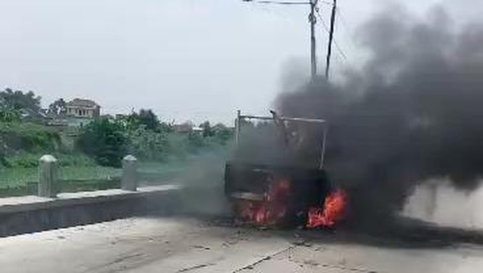Pikap muat solar terbakar di Mojokerto