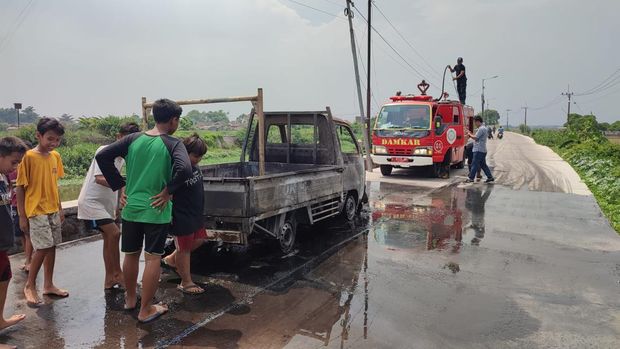 Pikap muat solar terbakar di Mojokerto