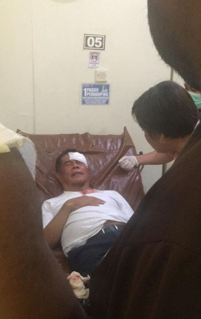 Pj Gubernur Papua Ridwan Rumasukun terkena lemparan batu massa pengantar jenazah Lukas Enembe.