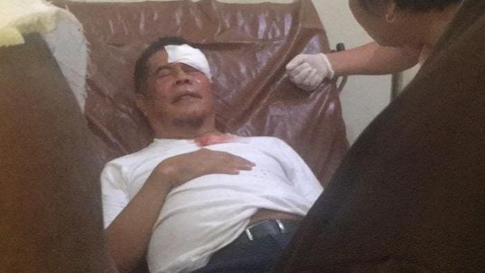 Pj Gubernur Papua Ridwan Rumasukun terkena lemparan batu massa pengantar jenazah Lukas Enembe.