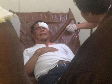 Pj Gubernur Papua Ridwan Rumasukun terkena lemparan batu massa pengantar jenazah Lukas Enembe.