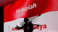 Para hadirin dan tamu undangan menyanyikan lagu Indonesia Raya sebelum acara dimulai.  