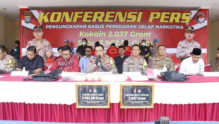Polisi merilis kasus penangkapan 3 kurir narkoba dan menyita 2 Kg kokain dan 3,9 Kg sabu.(Dok Polresta Barelang)