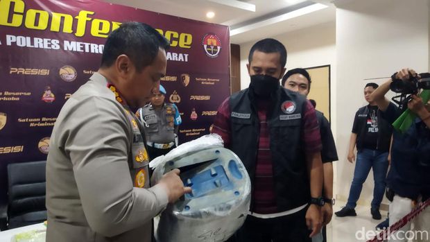 Polres Metro Jakarta Barat menggagalkan penyulundupan 30 Kilogram sabu yang akan diedarkan untuk malam Tahun Baru.
