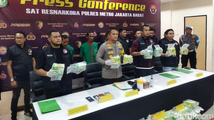 Polres Metro Jakarta Barat menggagalkan penyulundupan 30 Kilogram sabu yang akan diedarkan untuk malam Tahun Baru.