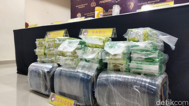 Polres Metro Jakarta Barat menggagalkan penyulundupan 30 Kilogram sabu yang akan diedarkan untuk malam Tahun Baru.