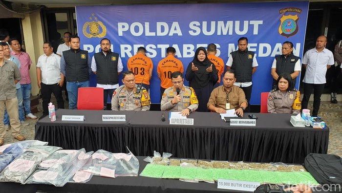 Polrestabes Medan menangkap tiga kurir ekstasi di Kota Medan. (Goklas Wisely/detikSumut).