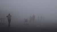 Jarak pandang di Bandara Internasional Indira Gandhi tampak hanya beberapa meter saking tebalnya kabut asap. 