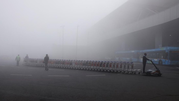People walk amidst heavy fog at the Indira Gandhi International Airport in New Delhi, India, December 27, 2023. REUTERSAnushree Fadnavis