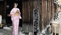 Ini potret cantik artis 30 tahun ini pakai kimono saat di Kyoto, Jepang. Ia terlihat mampir ke Starbucks yang bangunannya masih tradisional khas Jepang. Foto: Instagram pammybowie