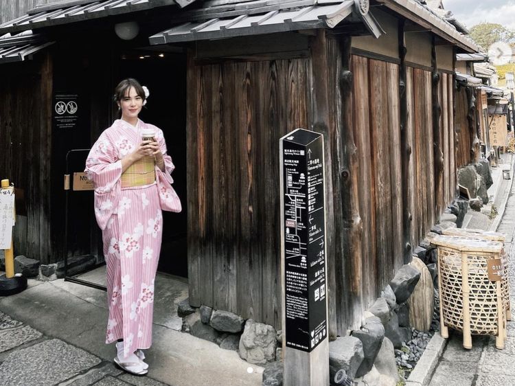 Potret Pamela Bowie Saat Ngopi di Kyoto hingga Sydney