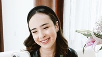 Di sela-sela waktu senggang, pesinetron Ganteng-ganteng Serigala ini menikmati minuman kopi favorit. Ia pun menyukai paduan susu oat di dalam kopi. Foto: Instagram pammybowie