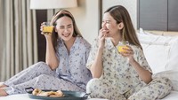 Seru! Ini momen Pamela dan sahabatnya, Michelle Joan saat staycation bersama. Mereka menikmati makanan dan segelas orange juice. Foto: Instagram pammybowie