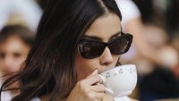 Begini salah satu momen saat model kelahiran 1992 itu sedang menikmati kopi di kafe Carrete di Paris. Foto: Instagram @sabrinachairunnisa