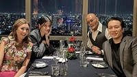 Dalam rangka merayakan Valentine, Sabrina Chairunnisa dan suaminya makan bersama rekannya di restoran mewah, tepatnya di Altitude Grill. Foto: Instagram @sabrinachairunnisa