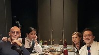 Ada lagi momen saat pasangan yang menikah tahun 2022 itu double date. Lagi-lagi mereka makan di restoran yang menyajikan steak. Foto: Instagram @sabrinachairunnisa