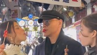 Tidak hanya makan di restoran mewah, aktris kelahiran 1992 itu juga sempat jajan tanghulu bersama suami dan anaknya saat mereka pergi ke Jepang. Foto: Instagram @sabrinachairunnisa
