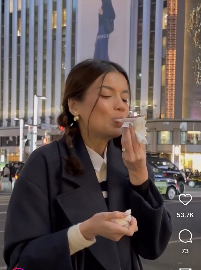 Potret Sabrina Chairunnisa, Istri Deddy Corbuzier Saat Ngopi dan Jajan Mochi Potret Sabrina Chairunnisa, Istri Deddy Corbuzier Saat Ngopi dan Jajan Mochi