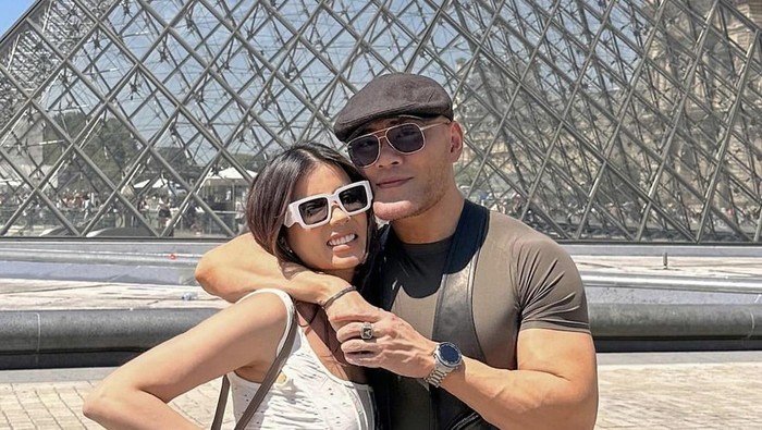 Potret Sabrina Chairunnisa, Istri Deddy Corbuzier Saat Ngopi dan Jajan Mochi
