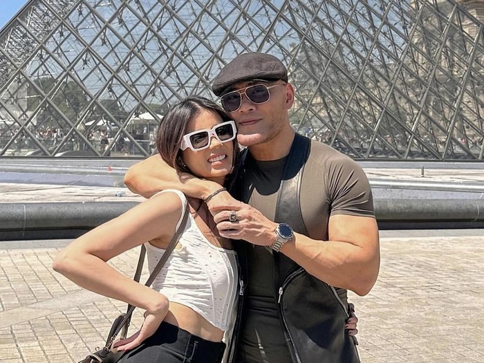 Potret Sabrina Chairunnisa, Istri Deddy Corbuzier Saat Ngopi dan Jajan Mochi