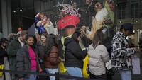 Pembeli mengantri di sebuah toko di Oxford Street selama penjualan Boxing Day di London, Selasa, 26 Desember 2023.