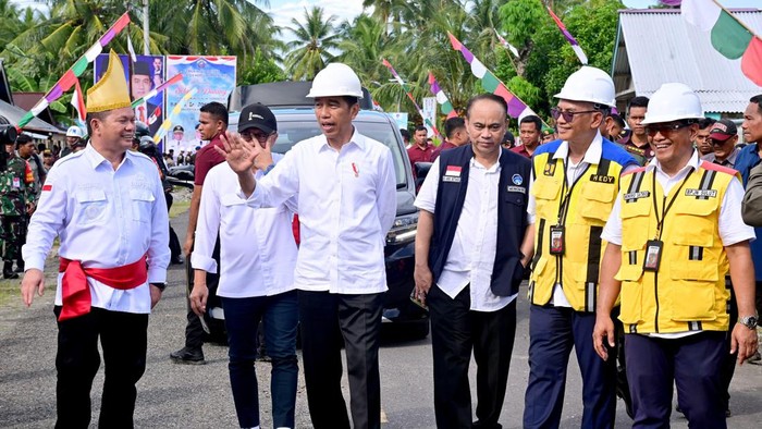 Presiden Joko Widodo (Jokowi) meninjau Jalan Lingkar Karakelang, Kabupaten Kepulauan Talaud, Sulawesi Utara.