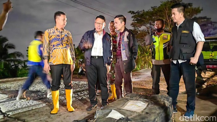 Ratu Dewa mengecek kondisi Jalan Ambles di Gandus