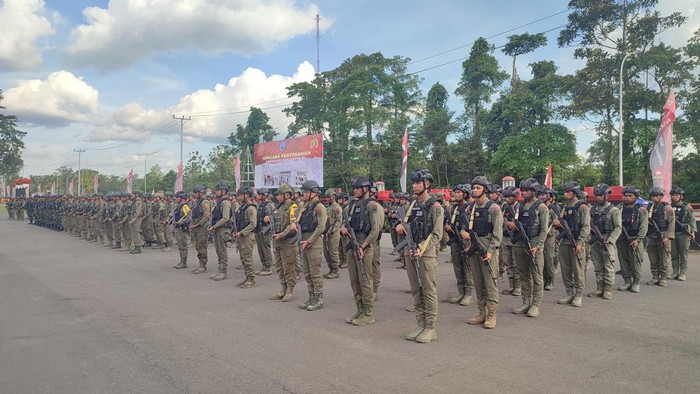 Ratusan personel TNI-Polri yang tergabung dalam Satgas Damai Cartenz dianugerahi Pin Emas Kapolri.