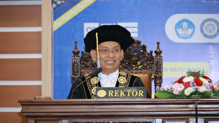 Rektor Unair Prof Dr Mohammad Nasih SE MT Ak.