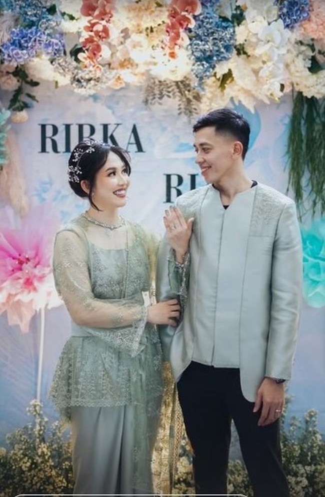 Unggahan foto-foto lamaran Rian dan Ribka pun langsung dibanjiri ucapan sepamat dari netizen. Beberapa juga menyebut hari lamaran keduanya sebagai hari patah hati nasional. Foto: Instagram