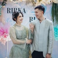Unggahan foto-foto lamaran Rian dan Ribka pun langsung dibanjiri ucapan sepamat dari netizen. Beberapa juga menyebut hari lamaran keduanya sebagai hari patah hati nasional. Foto: Instagram