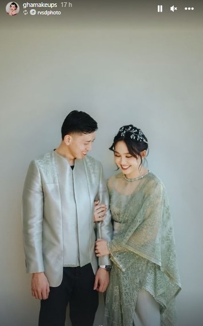 Di momen lamarannya Rian dan Ribka tampil kompak mengenakan busana berwarna sage. Pasangan cantik dan tampan, keduanya tampak begitu menawan. Foto: Instagram