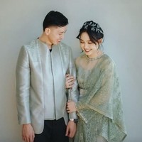 Di momen lamarannya Rian dan Ribka tampil kompak mengenakan busana berwarna sage. Pasangan cantik dan tampan, keduanya tampak begitu menawan. Foto: Instagram