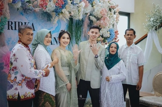 Acara lamaran Rian dan Ribka yang digelar di keduaman Ribka di Karanganyar, Jawa Tengah tampak hanya dihadiri oleh pihak keluarga dan kerabat dekatnya saja. Foto: Instagram